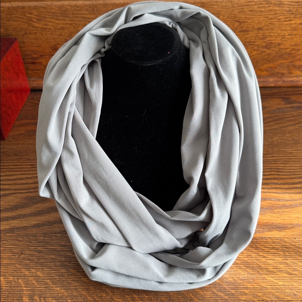 🧣Light gray travel infinity scarf with hidden zipper pocket.